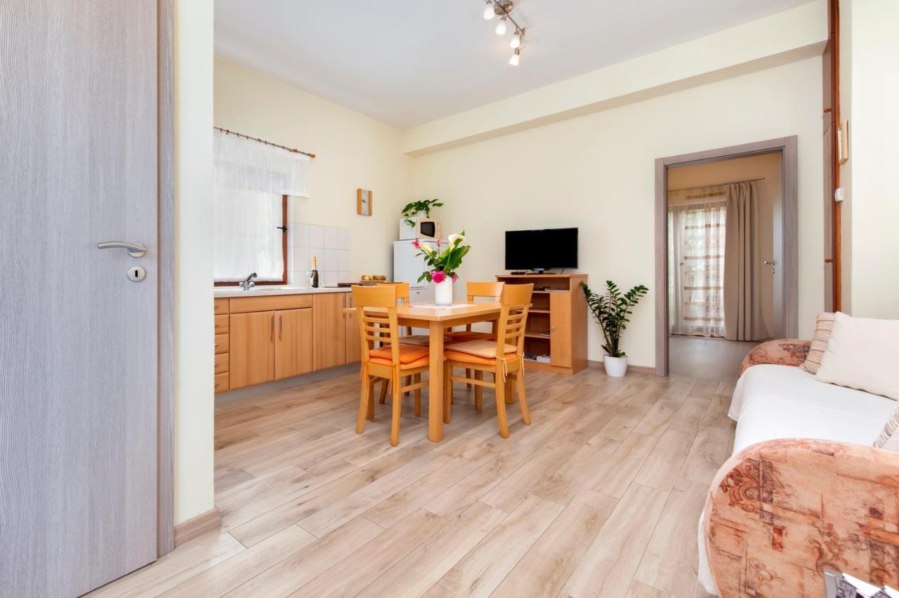 Apartments Sandra โรวีน ภายนอก รูปภาพ