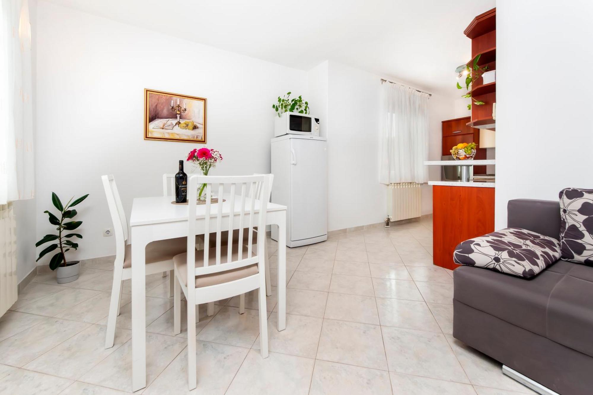 Apartments Sandra โรวีน ภายนอก รูปภาพ